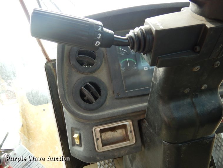 image for item KI9662 2005 John Deere 824J  wheel loader