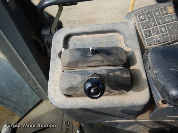 image for item KI9662 2005 John Deere 824J  wheel loader