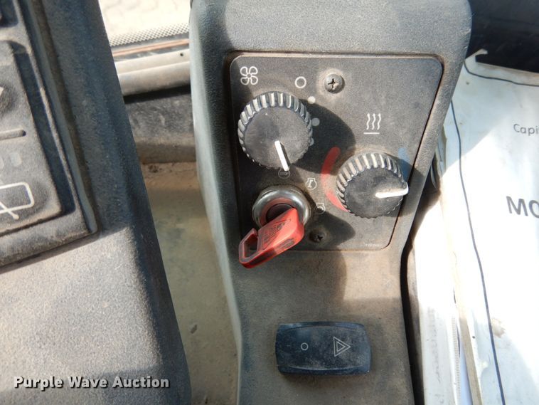 image for item KI9662 2005 John Deere 824J  wheel loader