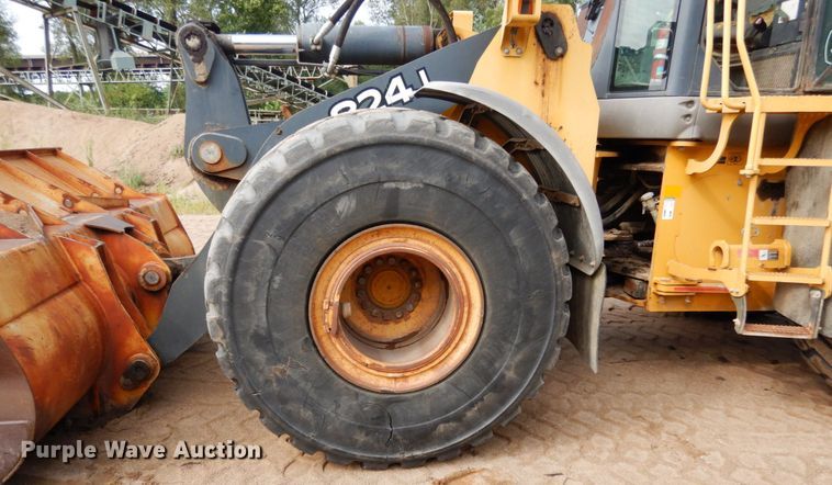 image for item KI9662 2005 John Deere 824J  wheel loader