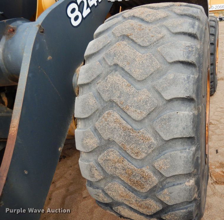 image for item KI9662 2005 John Deere 824J  wheel loader
