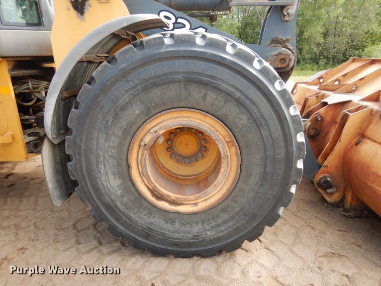 image for item KI9662 2005 John Deere 824J  wheel loader