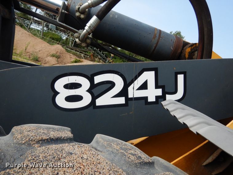 image for item KI9662 2005 John Deere 824J  wheel loader
