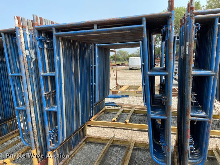 image for item KU9242 Approximately 250 pieces of scaffolding