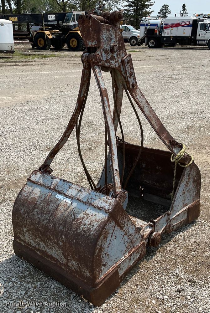 image for item KU9243 33"W clamshell bucket