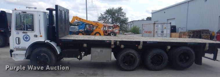 image for item KX9642 1985 Mack MR611S  flatbed truck