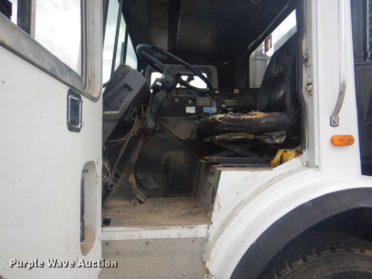 image for item KX9642 1985 Mack MR611S  flatbed truck