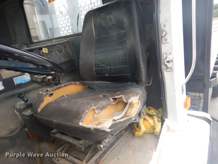 image for item KX9642 1985 Mack MR611S  flatbed truck