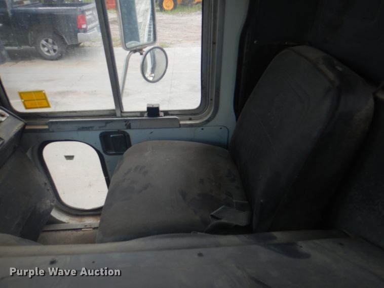 image for item KX9642 1985 Mack MR611S  flatbed truck