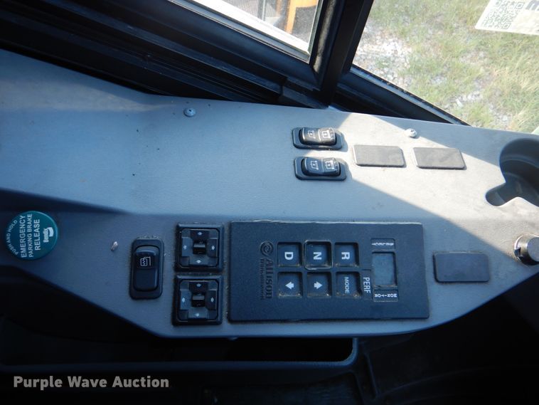 image for item DG1716 2008 MCI J4500  coach bus