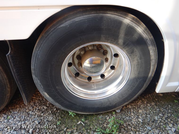 image for item DG1716 2008 MCI J4500  coach bus