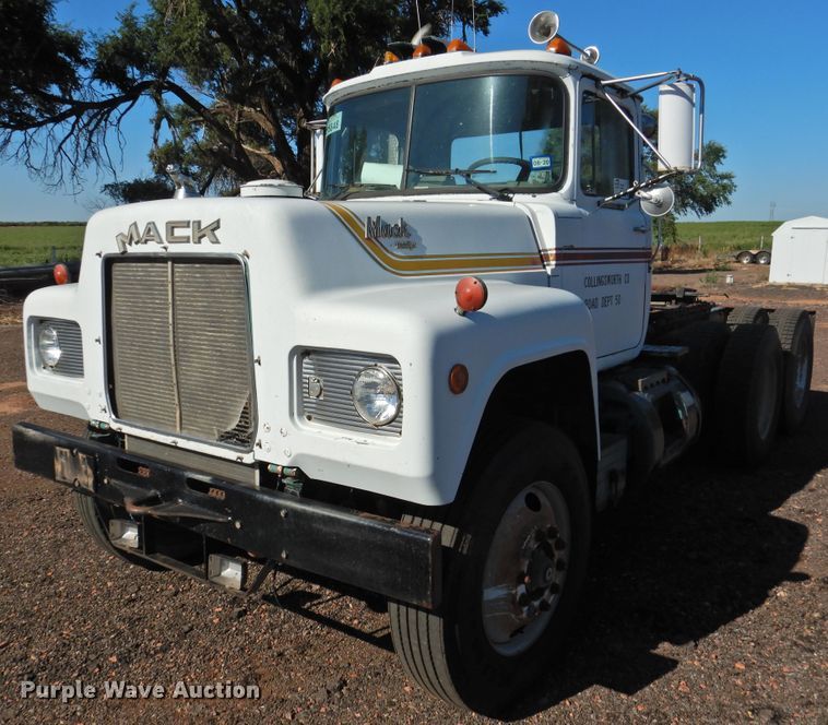 image for item DK2436 1989 Mack R690ST  semi truck