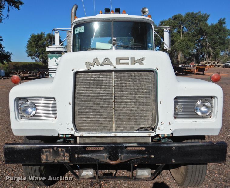 image for item DK2436 1989 Mack R690ST  semi truck