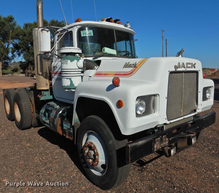 image for item DK2436 1989 Mack R690ST  semi truck
