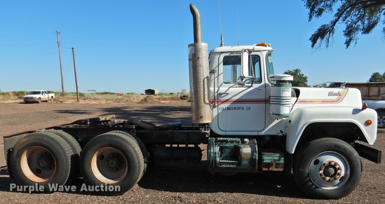 image for item DK2436 1989 Mack R690ST  semi truck