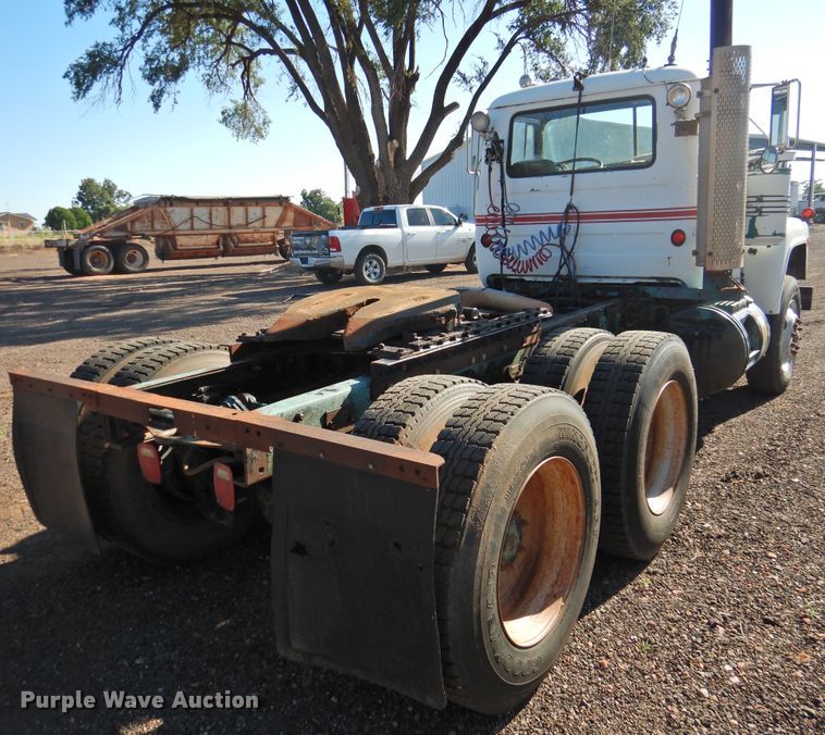 image for item DK2436 1989 Mack R690ST  semi truck