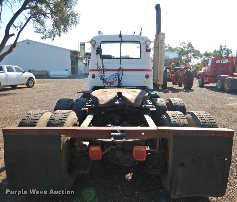 image for item DK2436 1989 Mack R690ST  semi truck