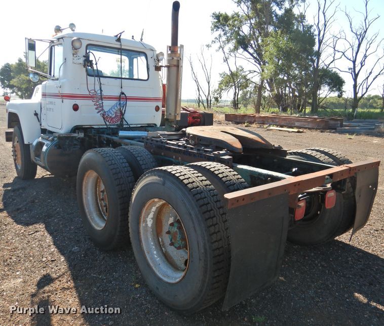 image for item DK2436 1989 Mack R690ST  semi truck