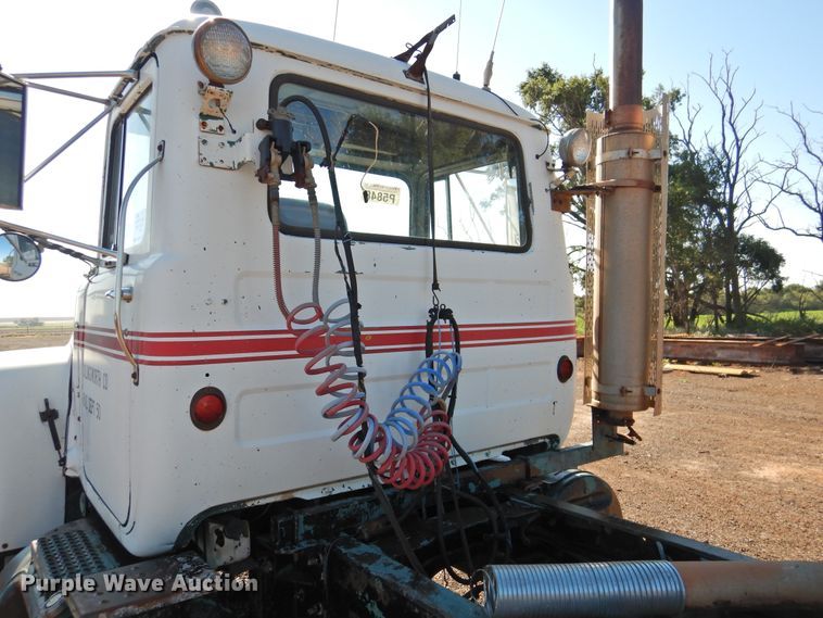 image for item DK2436 1989 Mack R690ST  semi truck