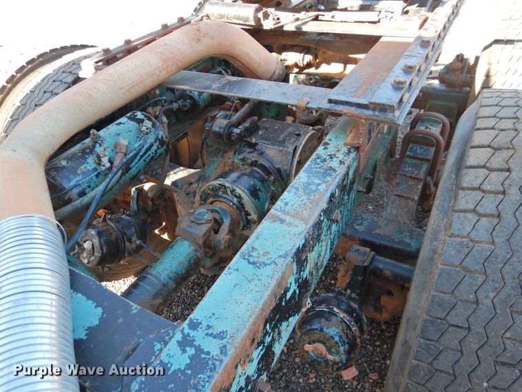 image for item DK2436 1989 Mack R690ST  semi truck