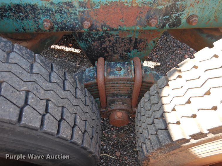 image for item DK2436 1989 Mack R690ST  semi truck