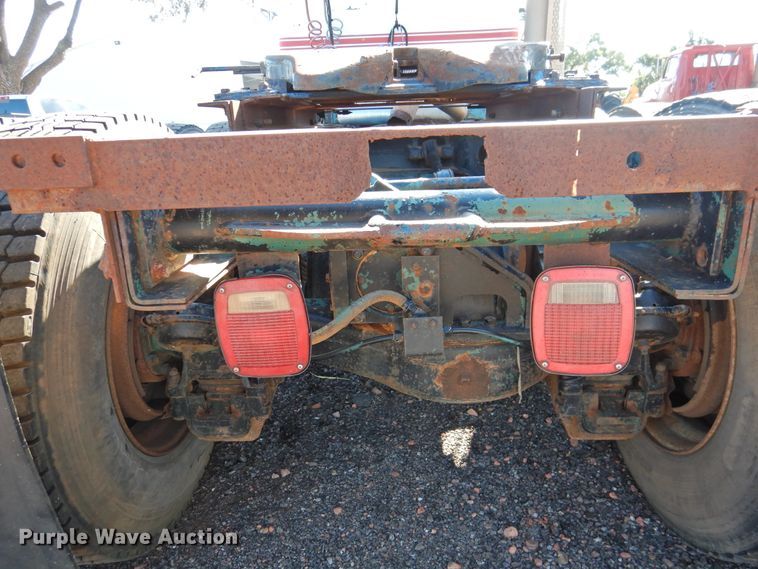 image for item DK2436 1989 Mack R690ST  semi truck