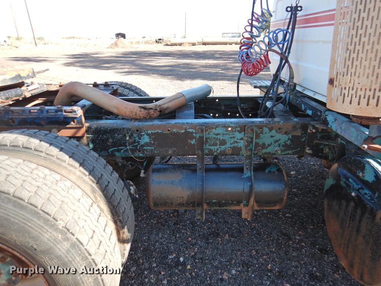 image for item DK2436 1989 Mack R690ST  semi truck