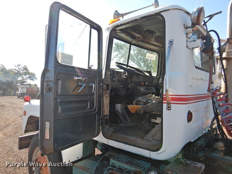 image for item DK2436 1989 Mack R690ST  semi truck