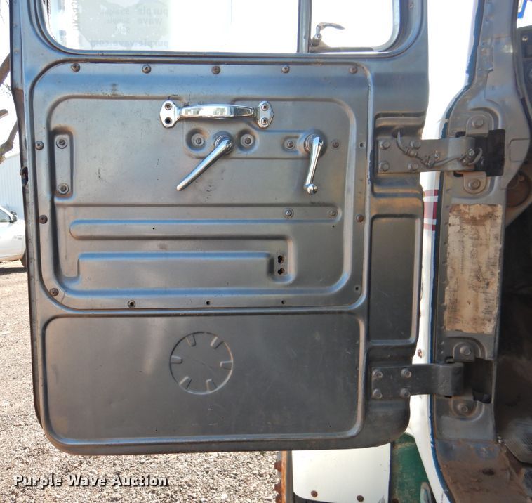 image for item DK2436 1989 Mack R690ST  semi truck