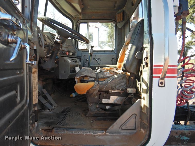 image for item DK2436 1989 Mack R690ST  semi truck