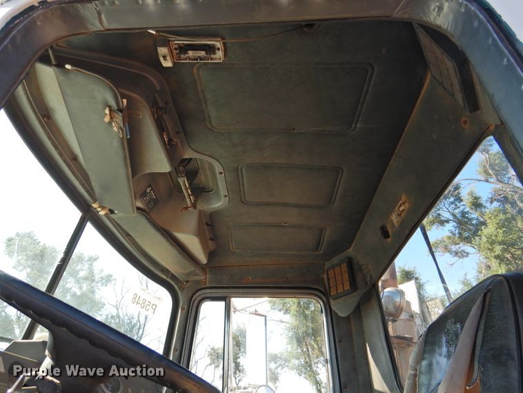 image for item DK2436 1989 Mack R690ST  semi truck