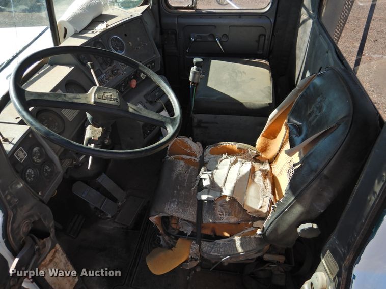 image for item DK2436 1989 Mack R690ST  semi truck