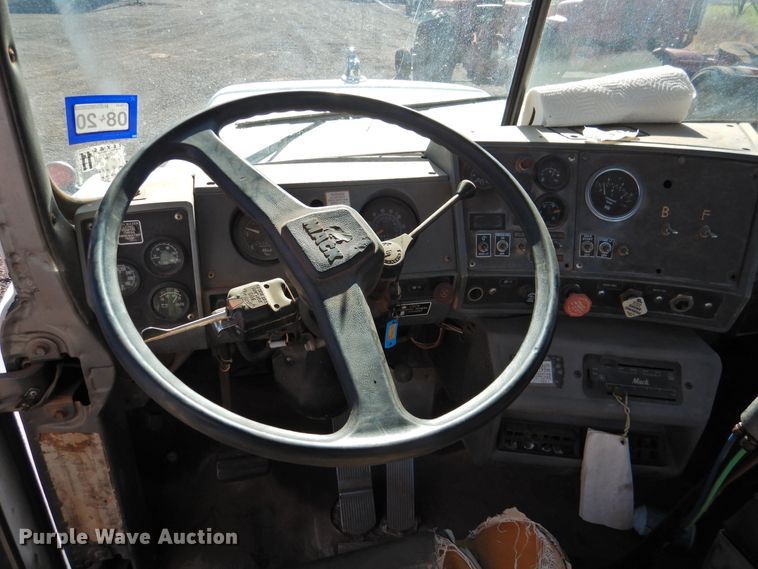 image for item DK2436 1989 Mack R690ST  semi truck