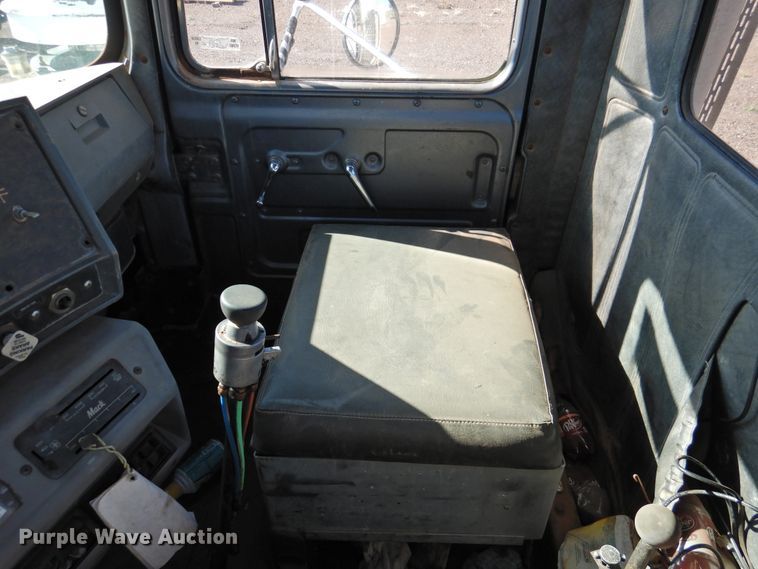 image for item DK2436 1989 Mack R690ST  semi truck