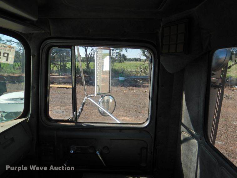 image for item DK2436 1989 Mack R690ST  semi truck