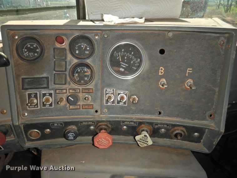 image for item DK2436 1989 Mack R690ST  semi truck