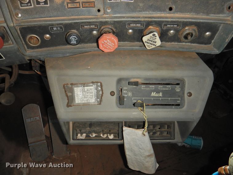 image for item DK2436 1989 Mack R690ST  semi truck