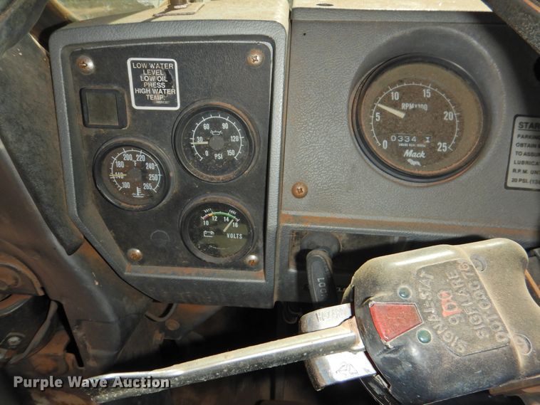 image for item DK2436 1989 Mack R690ST  semi truck