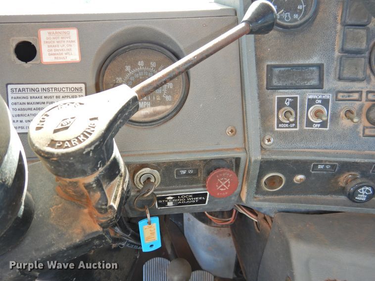 image for item DK2436 1989 Mack R690ST  semi truck