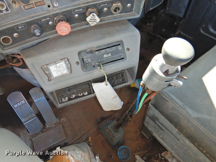 image for item DK2436 1989 Mack R690ST  semi truck