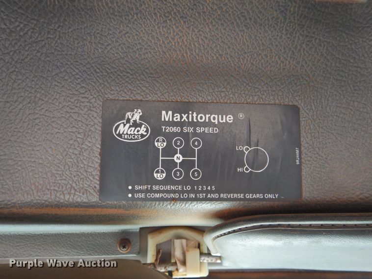 image for item DK2436 1989 Mack R690ST  semi truck