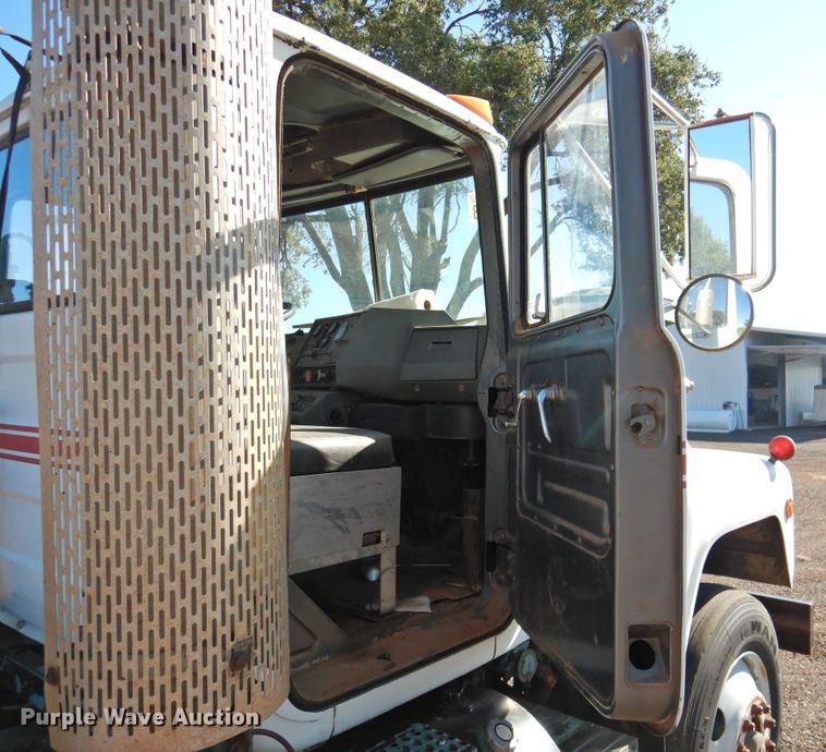 image for item DK2436 1989 Mack R690ST  semi truck