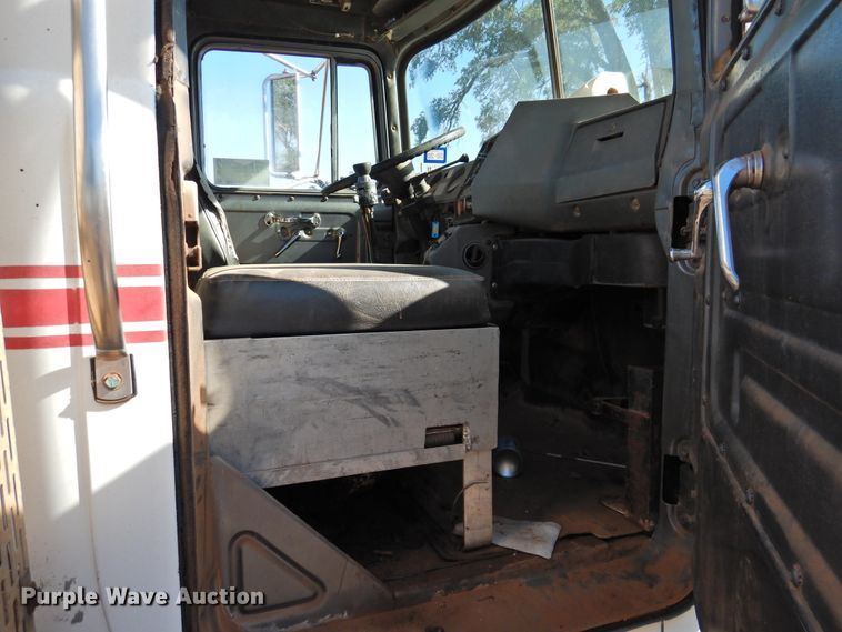 image for item DK2436 1989 Mack R690ST  semi truck