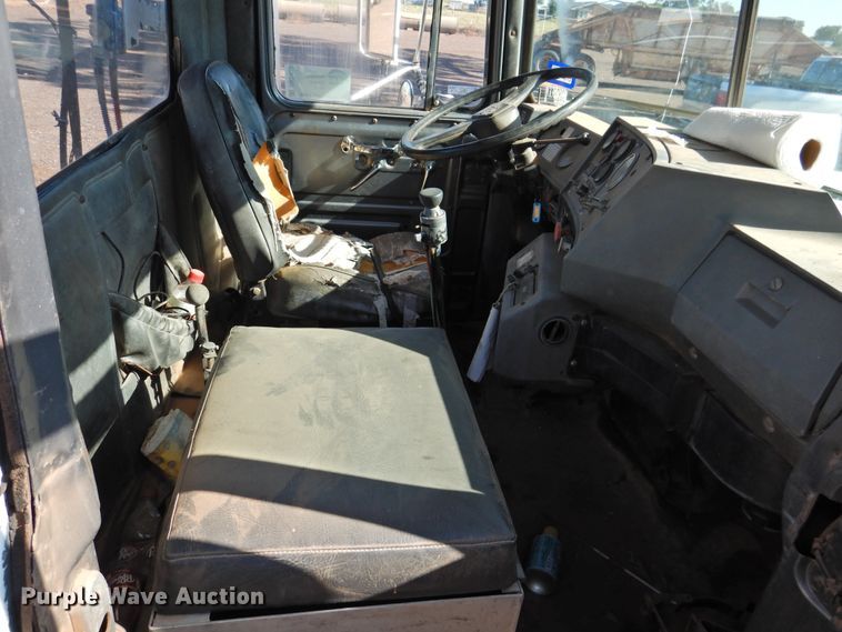 image for item DK2436 1989 Mack R690ST  semi truck