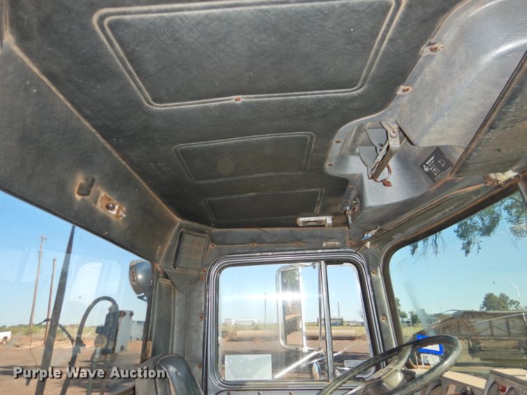 image for item DK2436 1989 Mack R690ST  semi truck