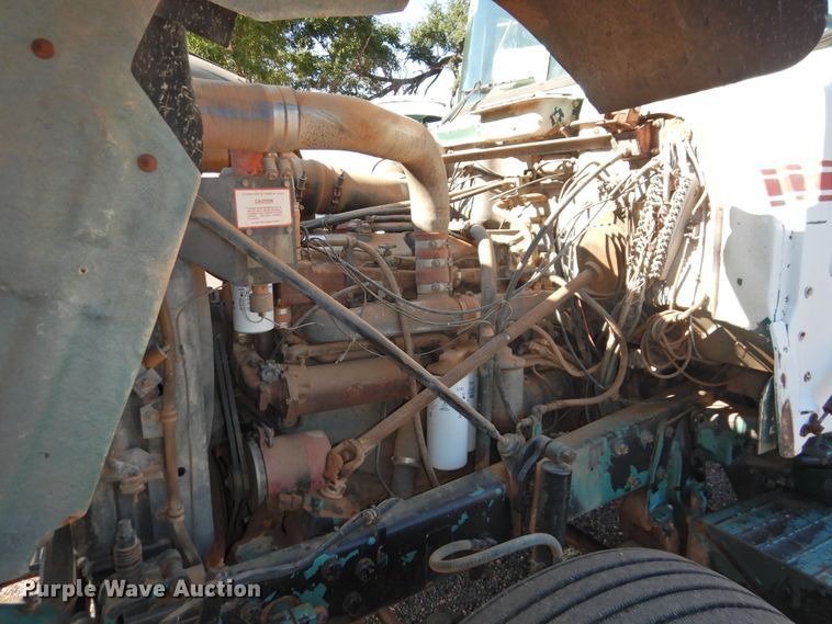 image for item DK2436 1989 Mack R690ST  semi truck