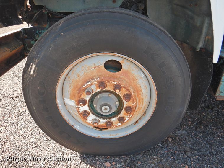 image for item DK2436 1989 Mack R690ST  semi truck