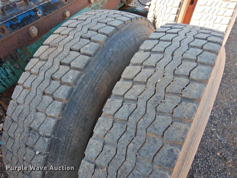 image for item DK2436 1989 Mack R690ST  semi truck