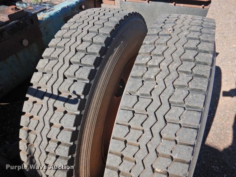 image for item DK2436 1989 Mack R690ST  semi truck