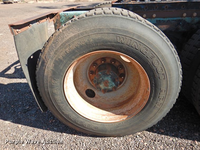 image for item DK2436 1989 Mack R690ST  semi truck